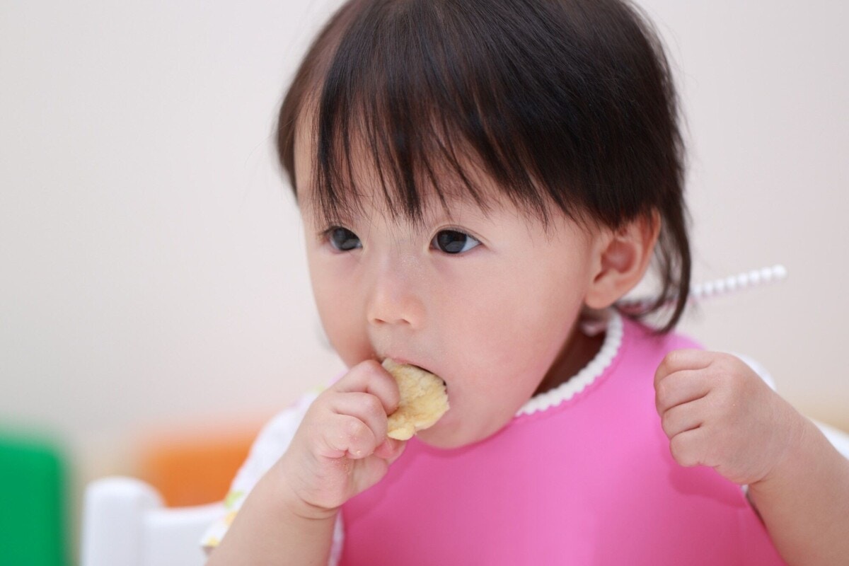 イライラしちゃう離乳食の遊び食べ 先輩ママから教わる上手な遊び食べ対策 ママリ イライラしちゃう離乳食の遊び食べ 先輩ママから教わる上手な遊び食べ対策 ママリ