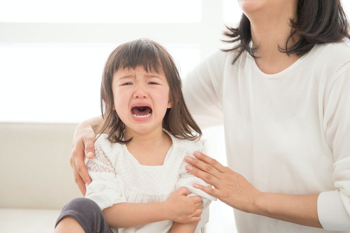 子ども　泣く　日本