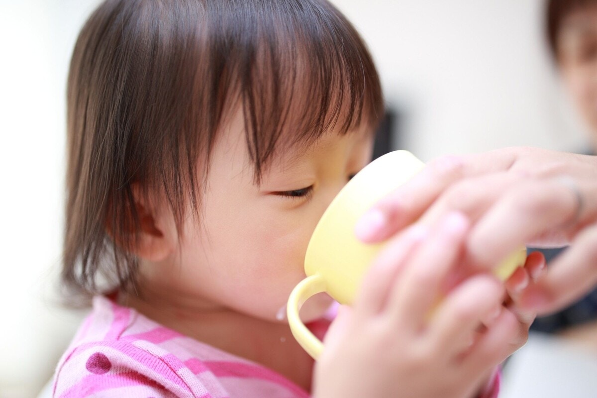 赤ちゃんのコップ飲みはいつから始める 練習方法を詳しく解説 ママリ
