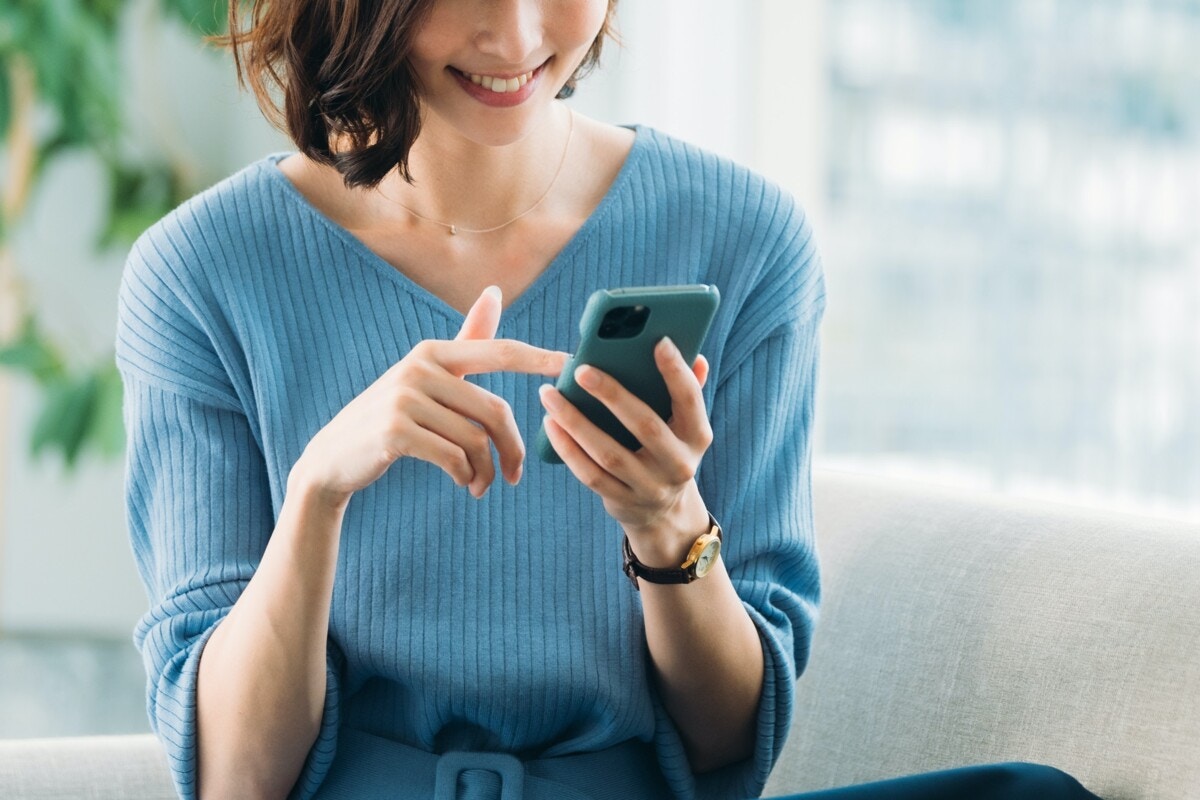 女性　スマホ