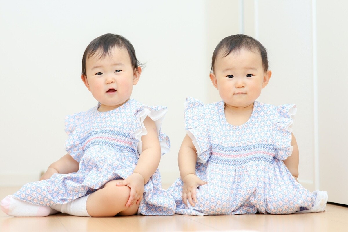 双子育児が想像以上に大変！双子育児のピークはいつ？ [ママリ]