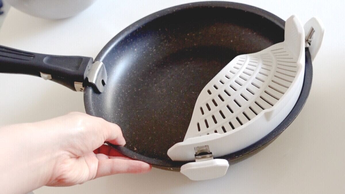 鍋のまま湯切りできる【3COINS】クリップ式のざるで家事時短 [ママリ]