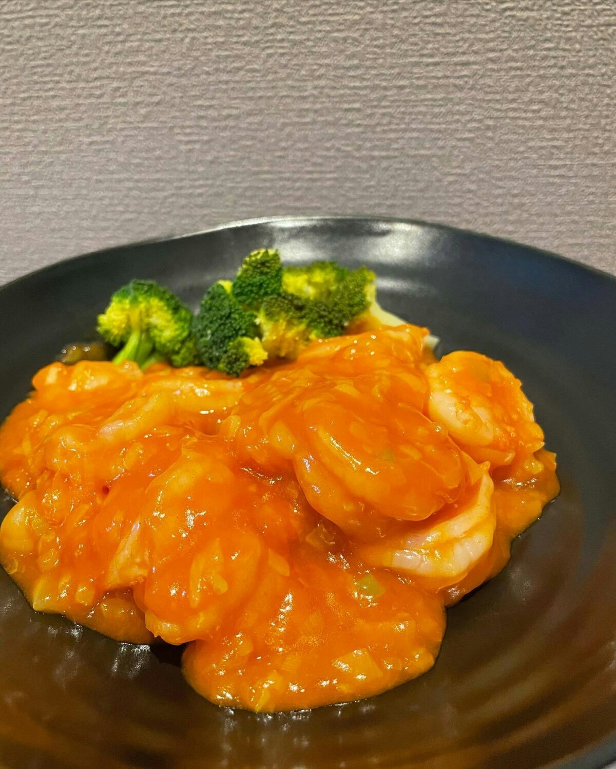 子ども向けからくないエビチリレシピ！大人が満足するアレンジも紹介 [ママリ]