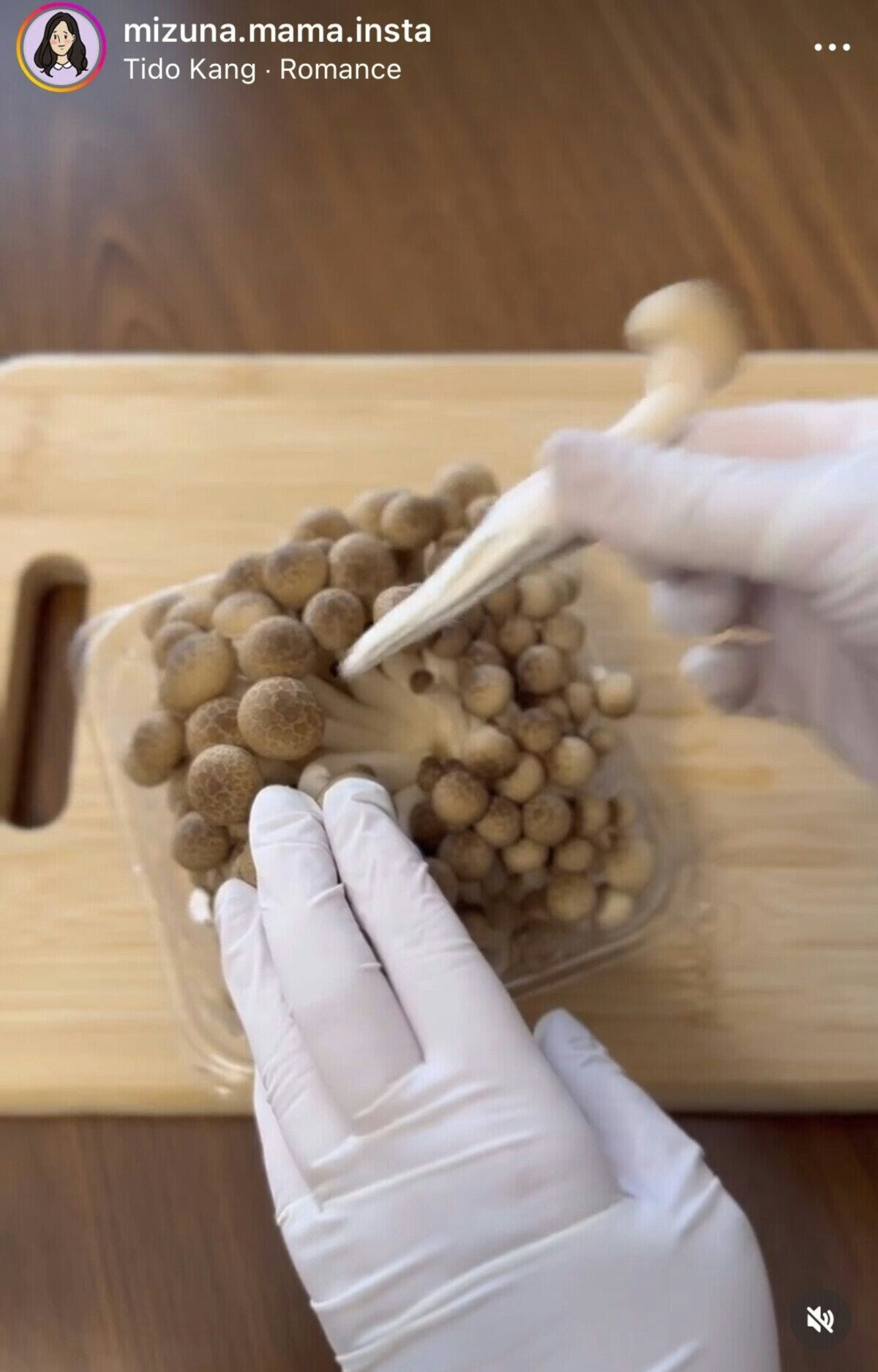 拍子抜けしちゃうほど簡単！しめじの石づきをきれいに取る裏技 [ママリ]