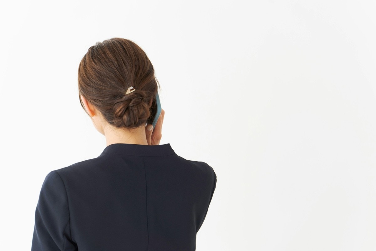 女性　電話　悩む