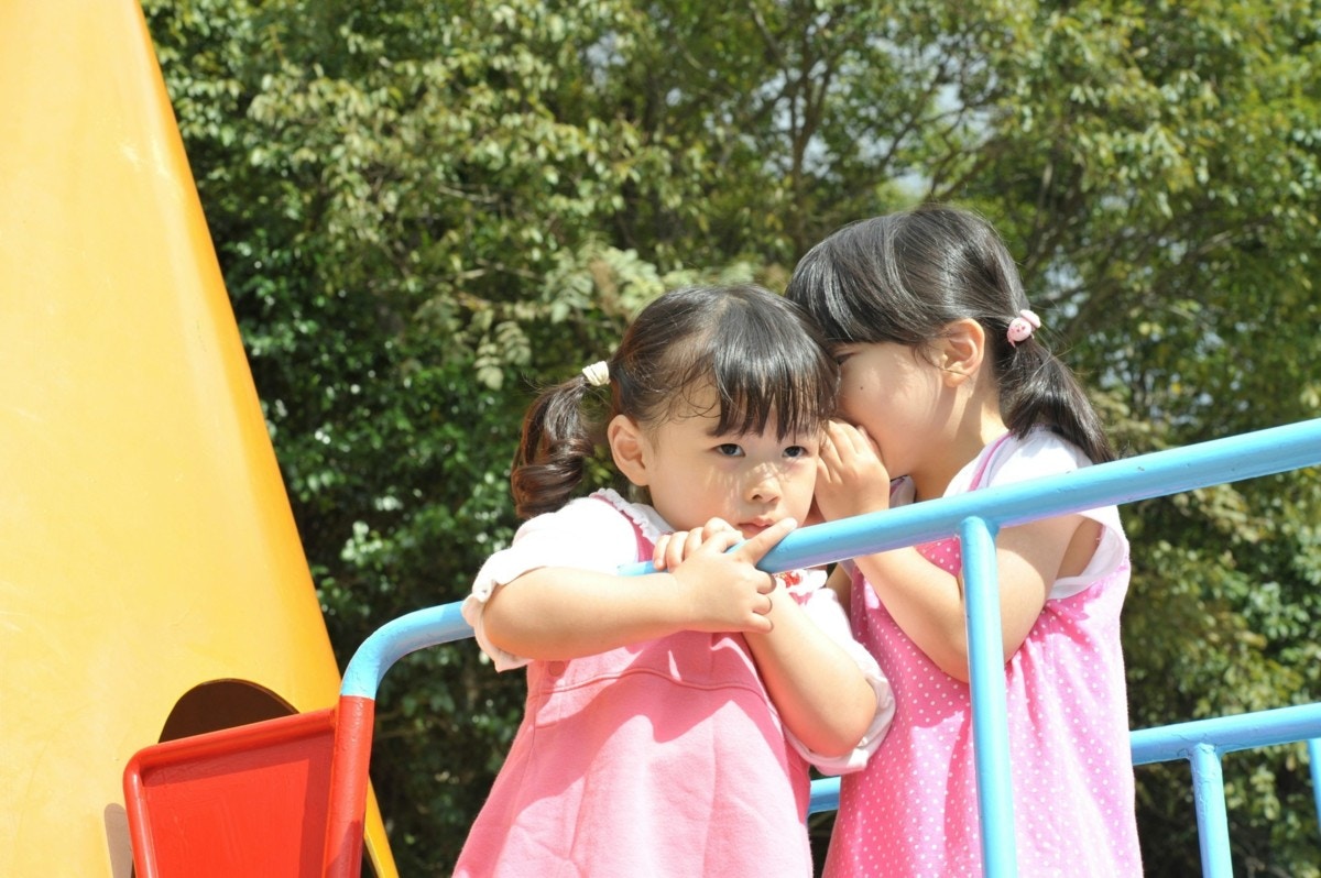 女の子　仲良し