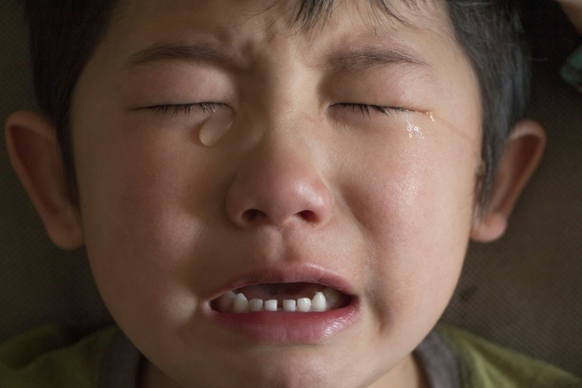 男の子　泣く