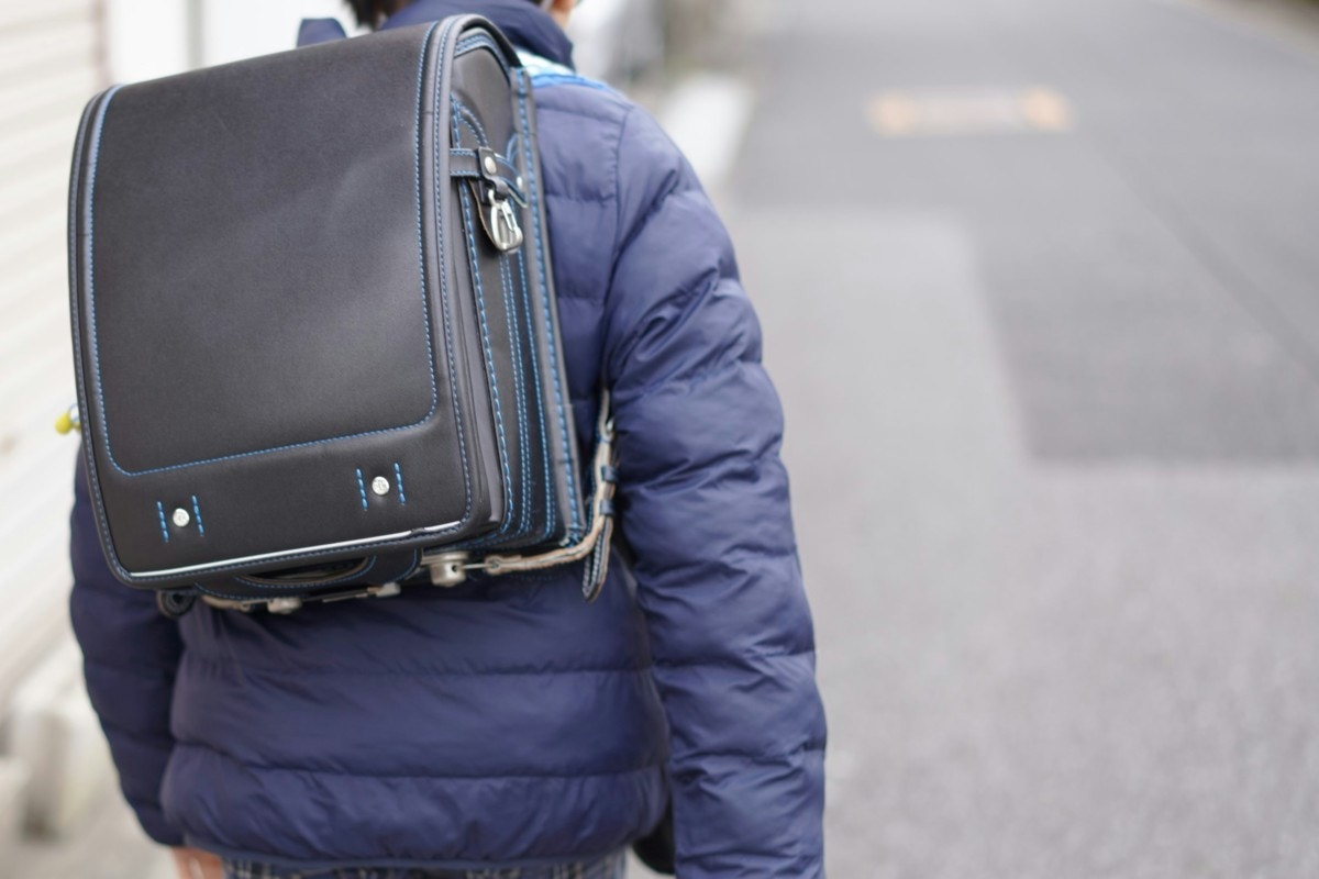 小学生　男の子　後ろ