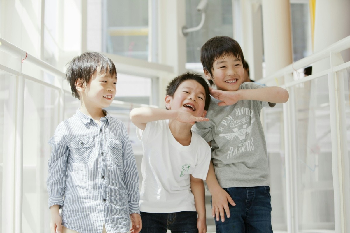 小学生　男の子　仲良し