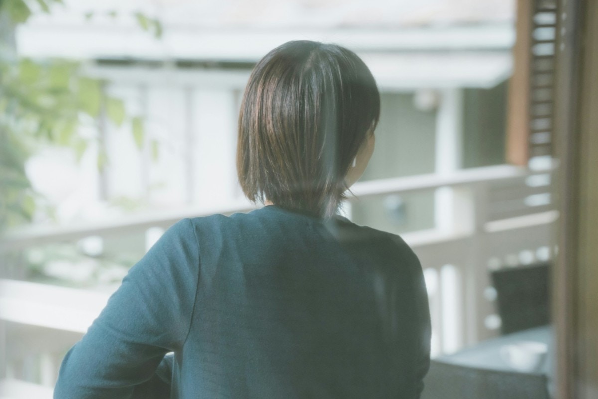 ベランダ　女性