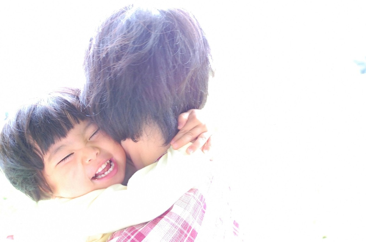 親子　ハグ