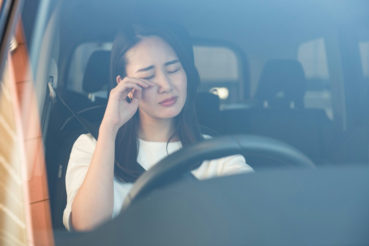 女性　車　運転