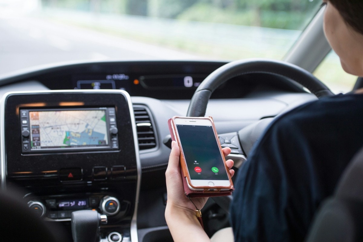 女性　車　スマホ