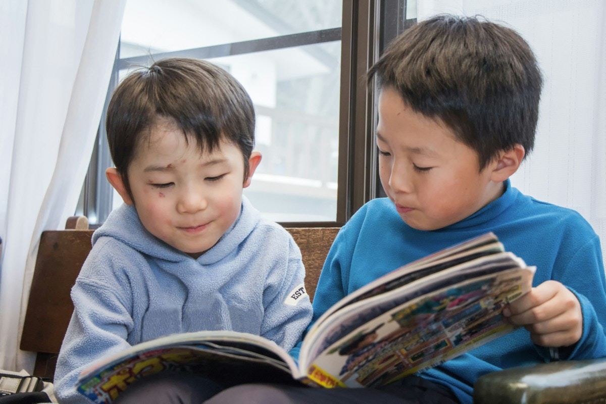 男の子　仲良し