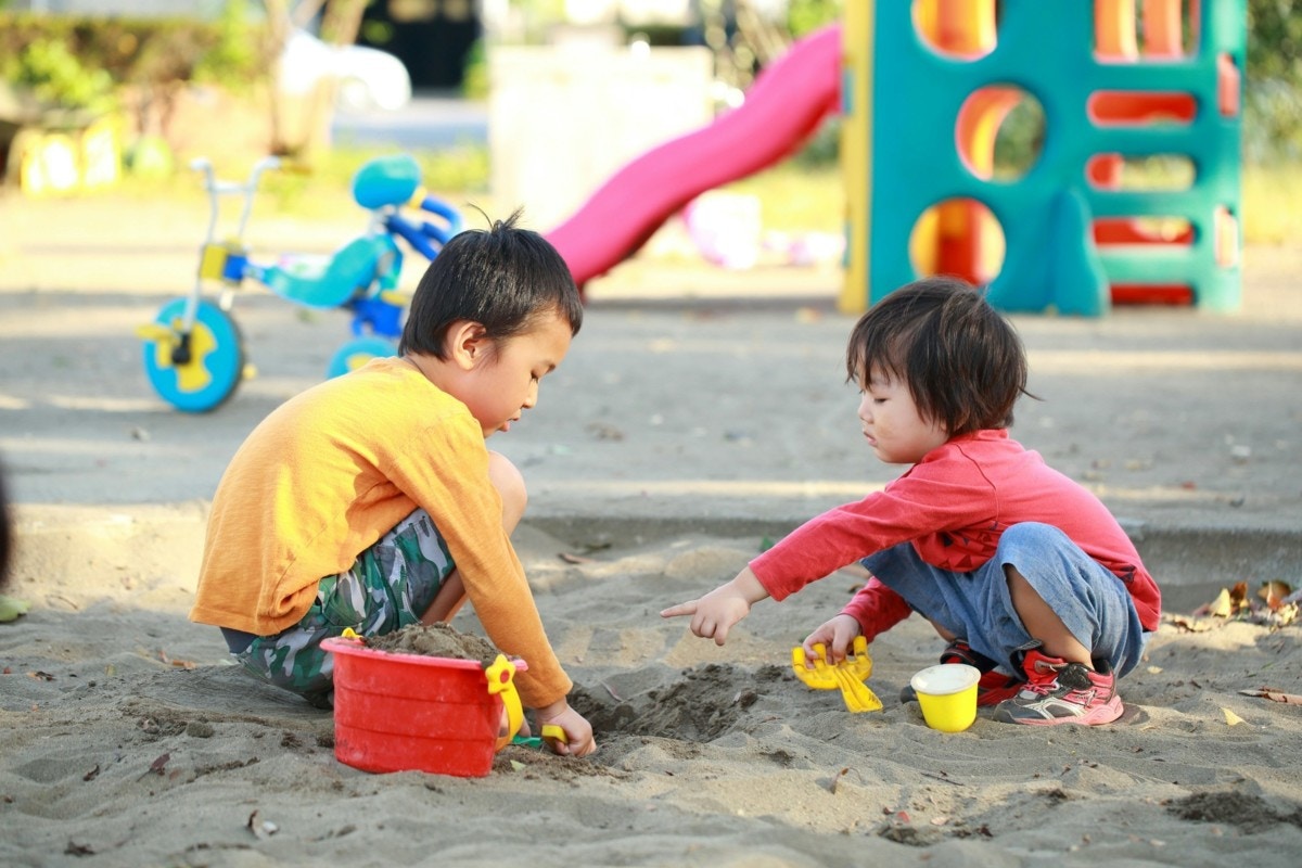 子供　砂場