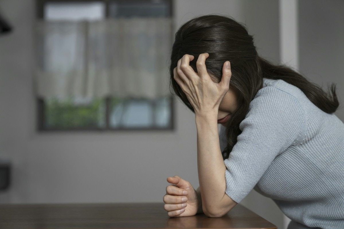 女性　落ち込む