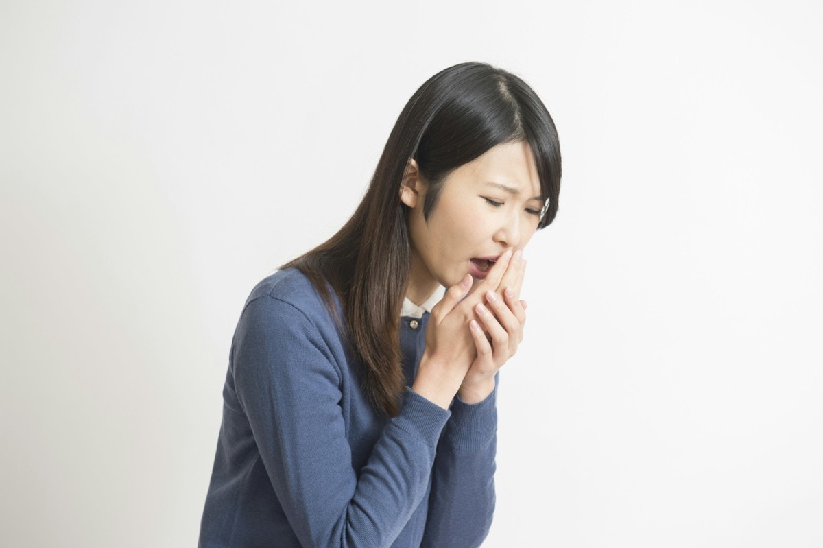 女性　日本人　室内