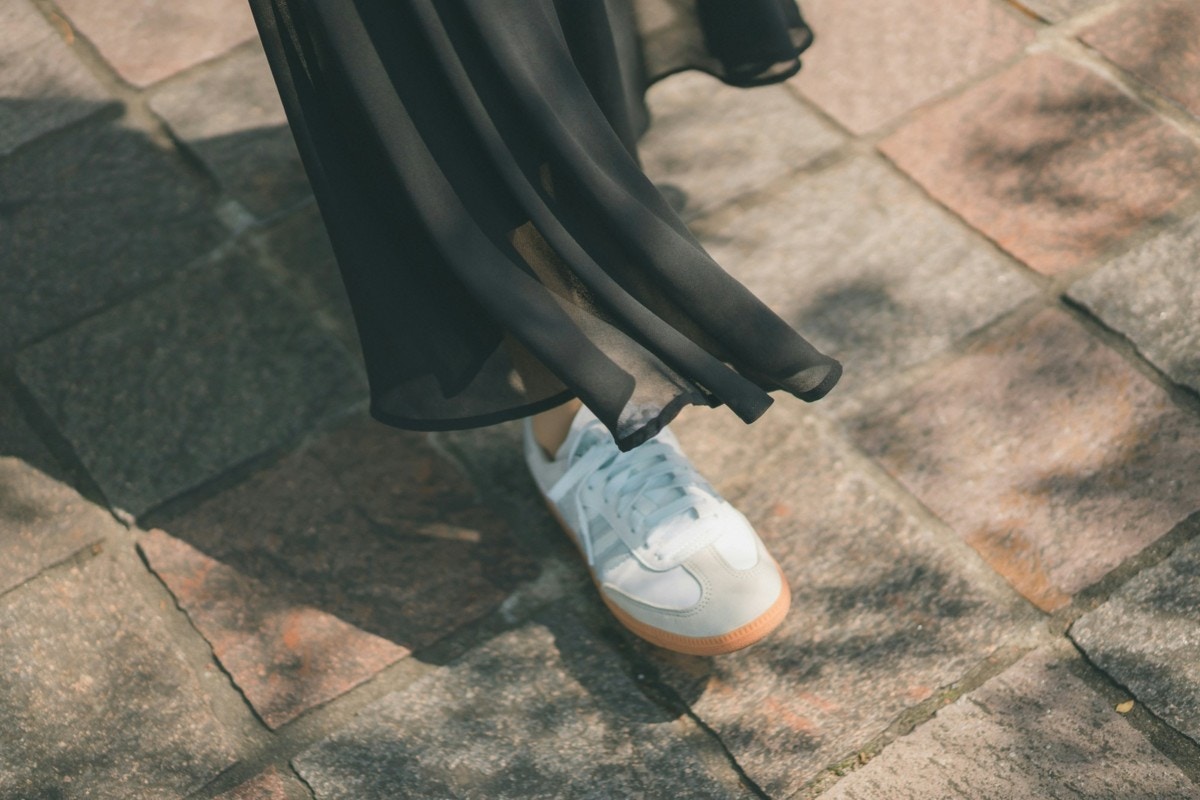 歩く　女性　足元