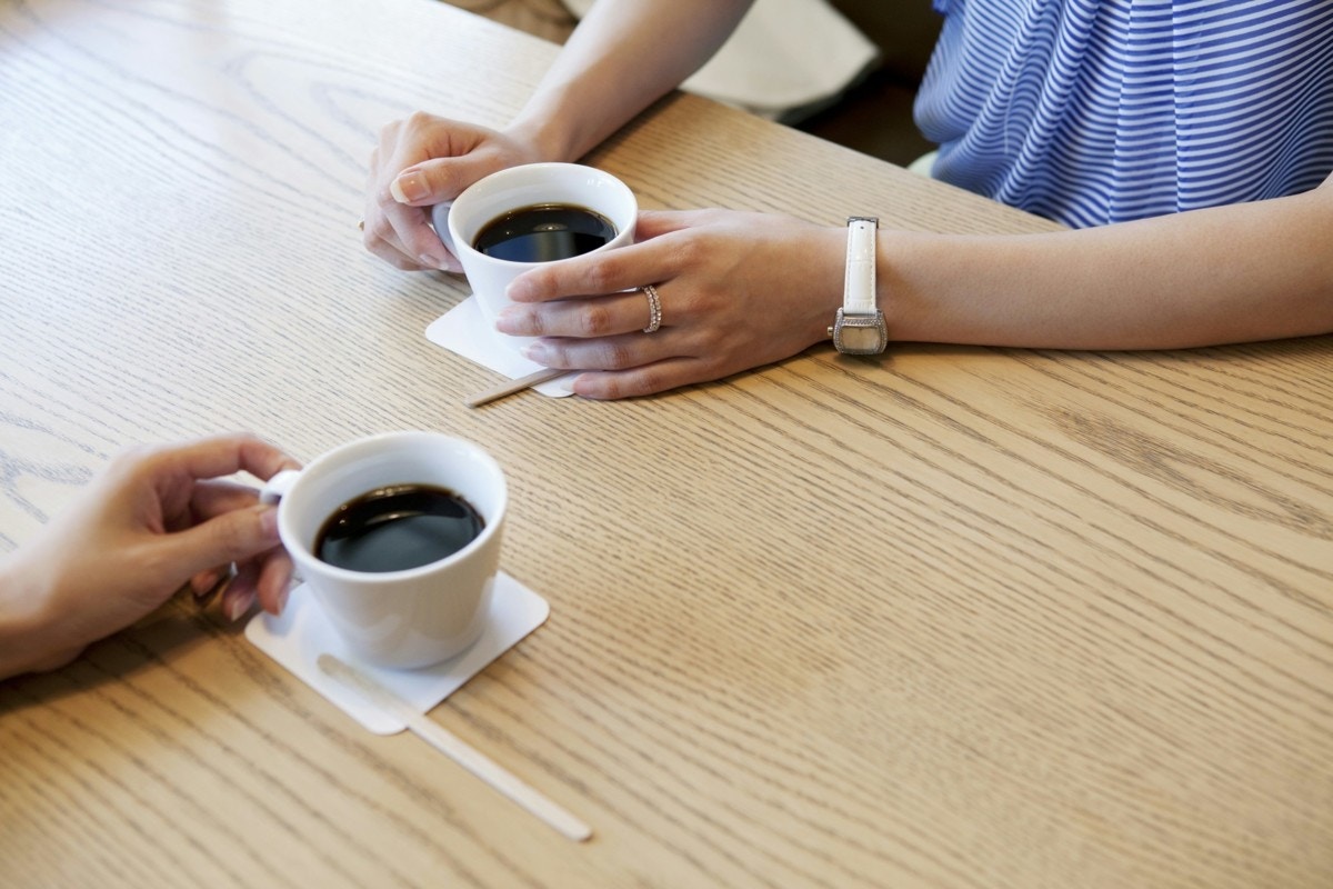 2人　女性　カフェ