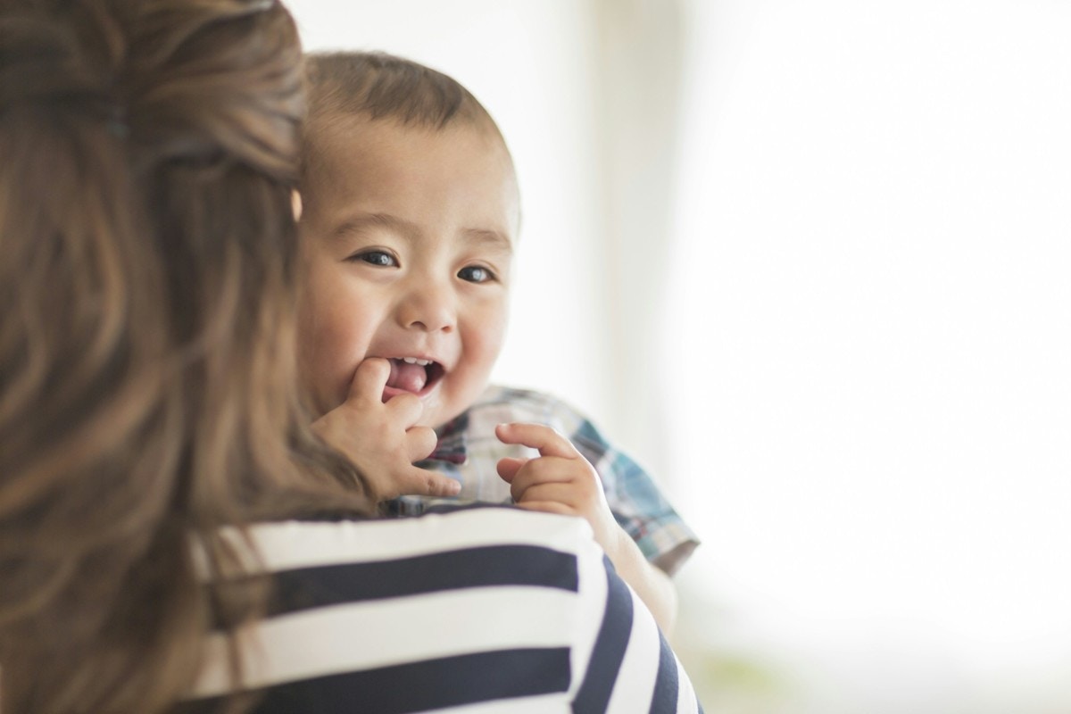赤ちゃん　抱っこ　日本人