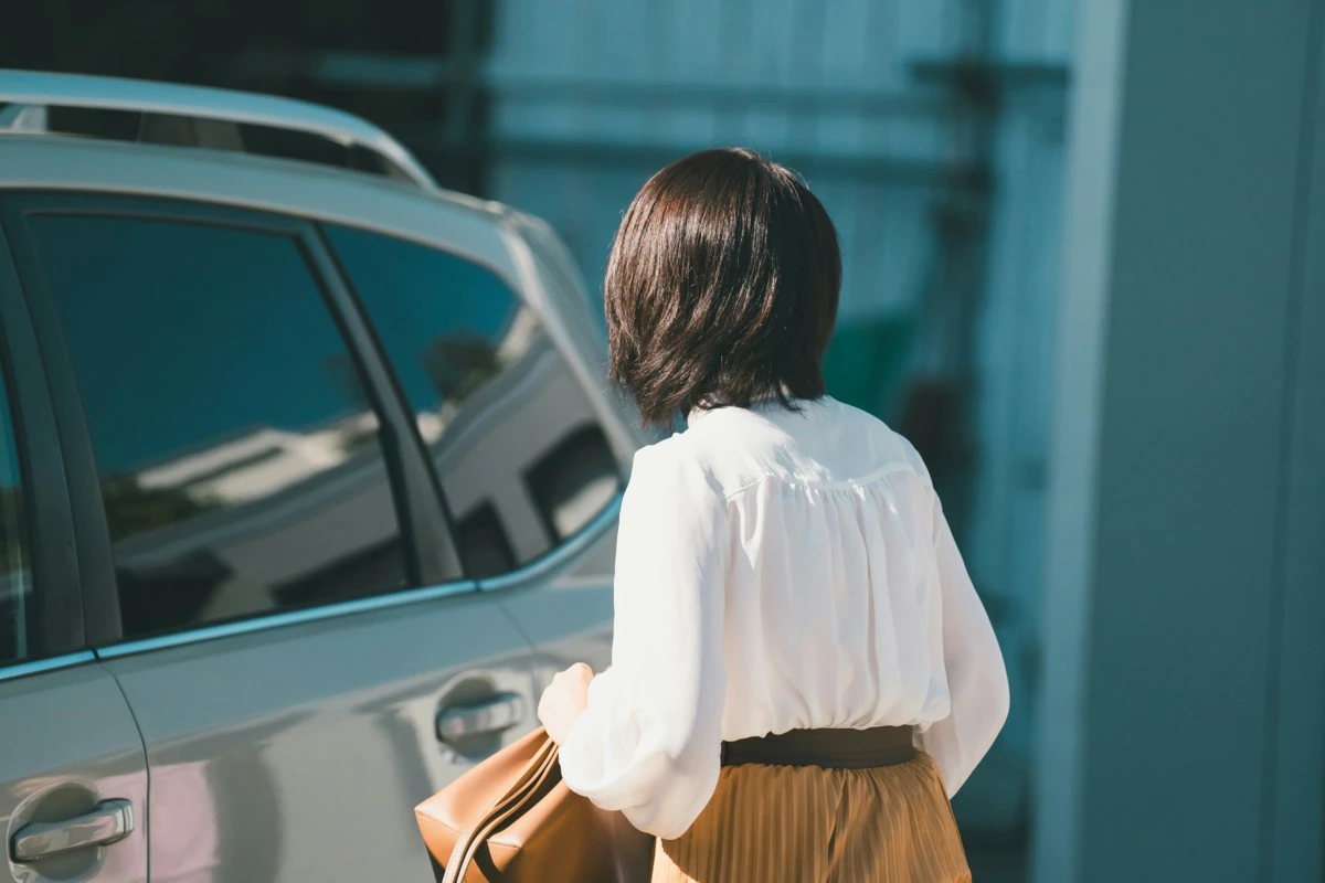 女性　車