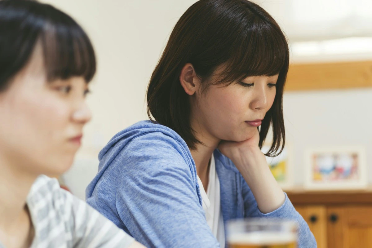 女性　友人　相談