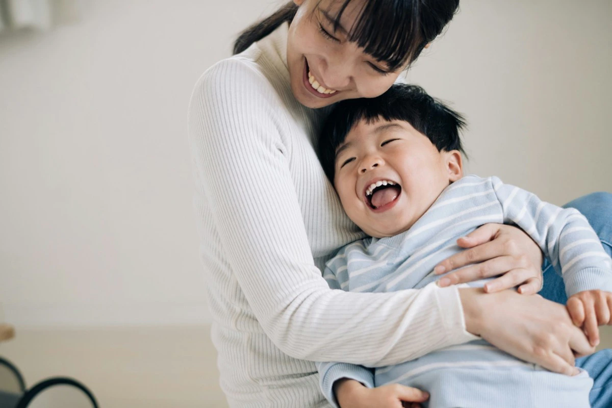 子ども　抱きしめる