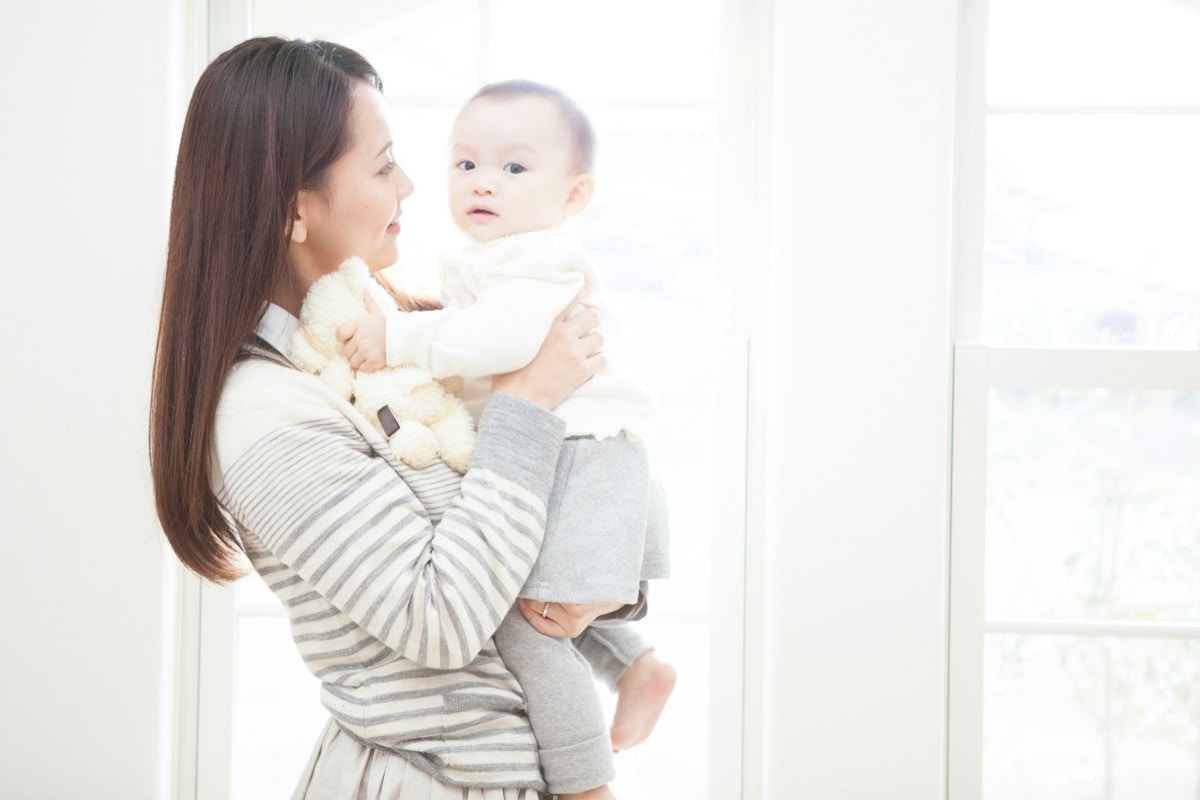 赤ちゃん　抱っこ　日本人