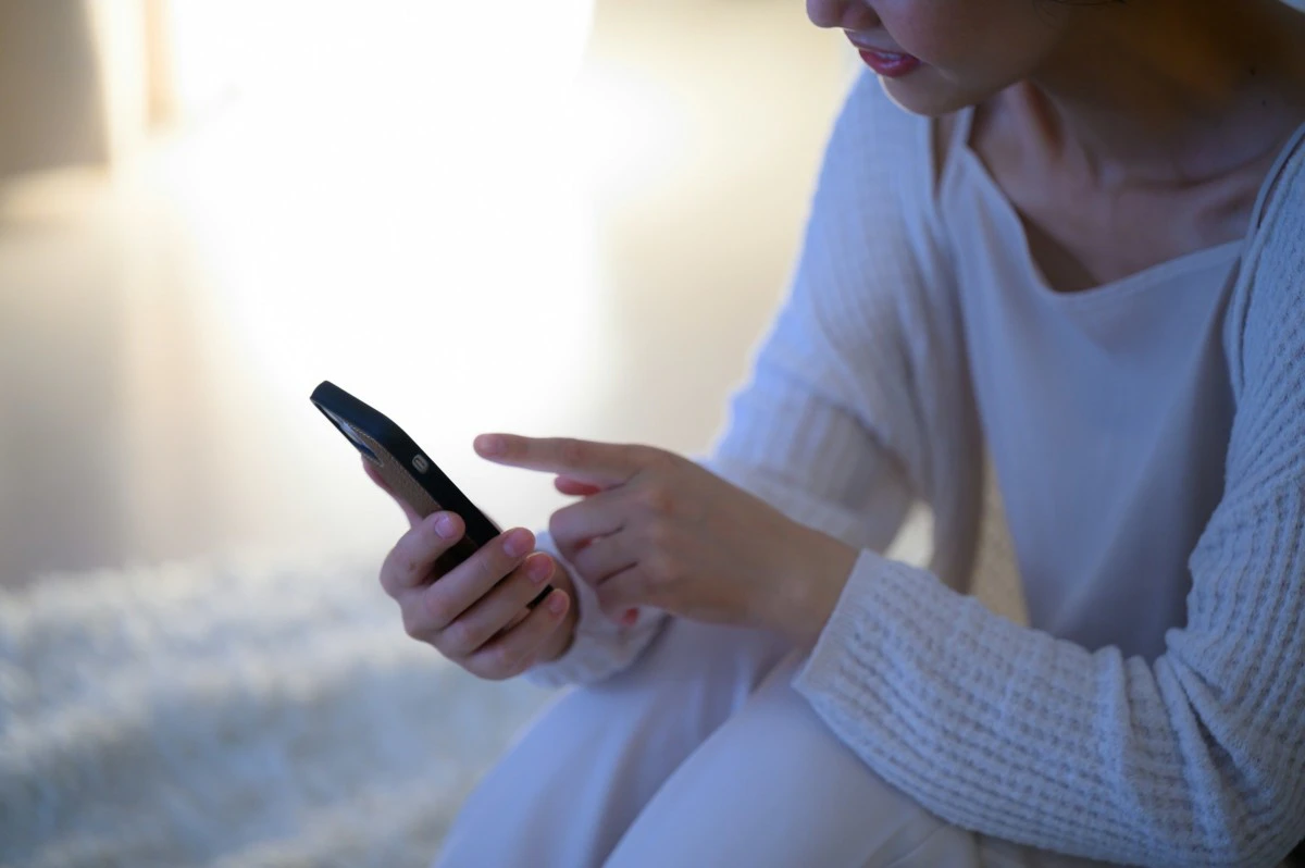 スマホ　女性　驚く