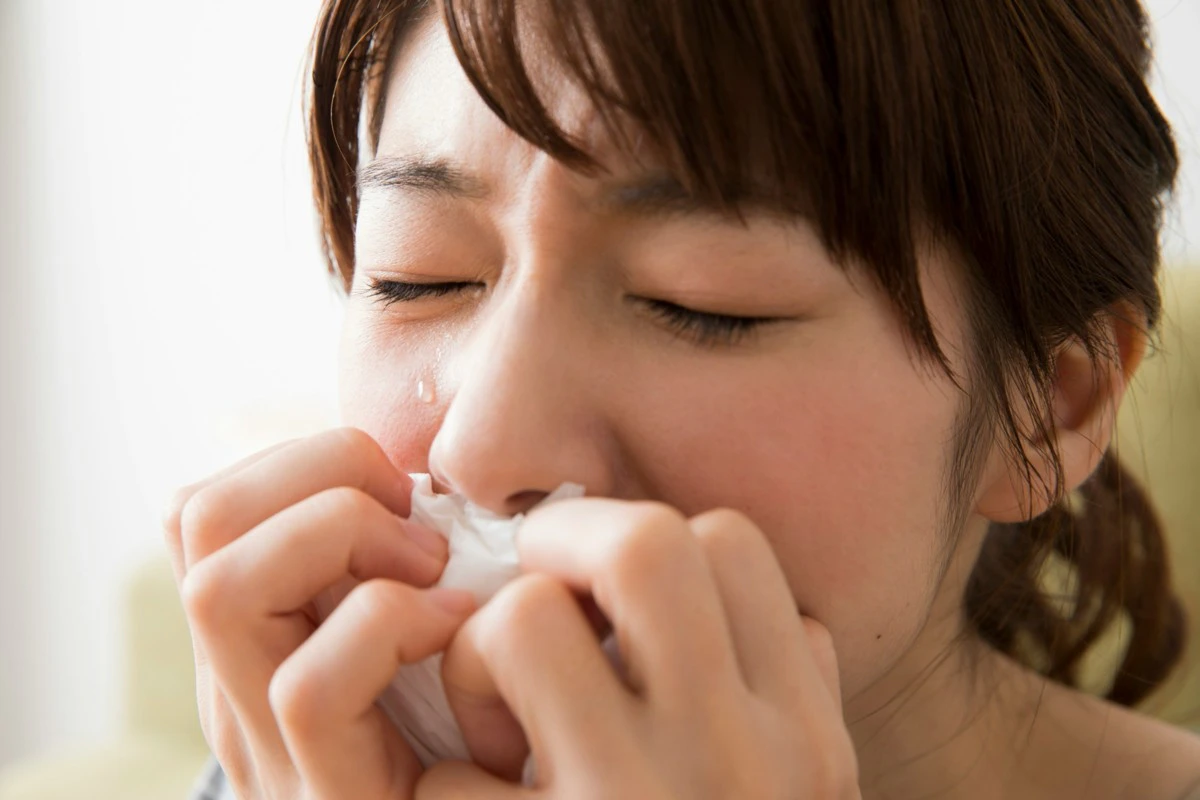 女性　泣く