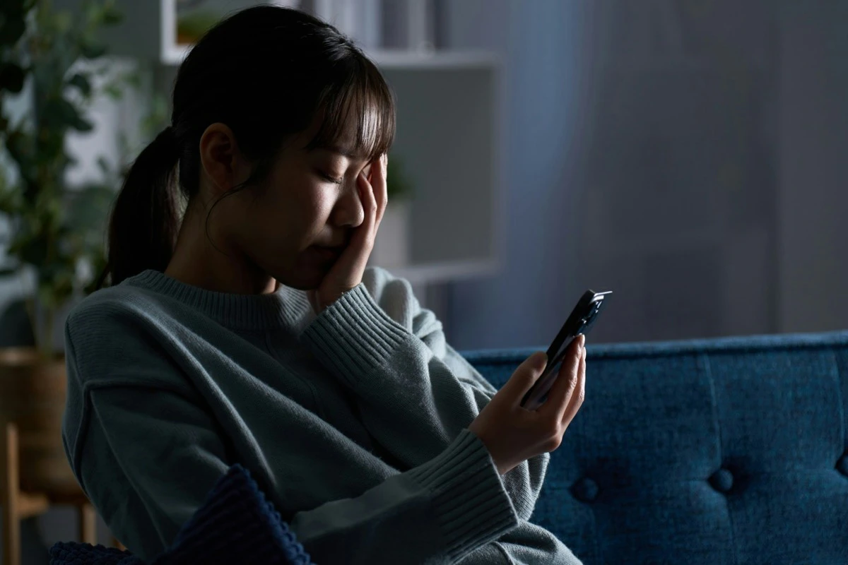 夜　スマホ