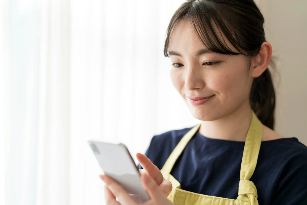 スマホ　女性　微笑み
