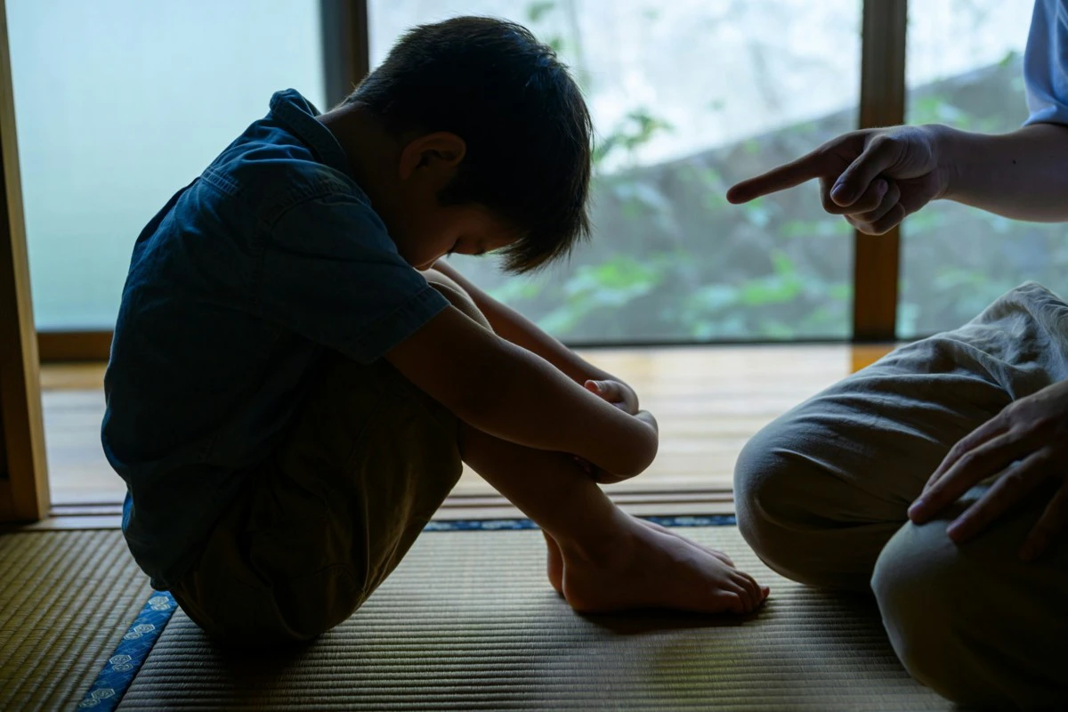 叱る　男児