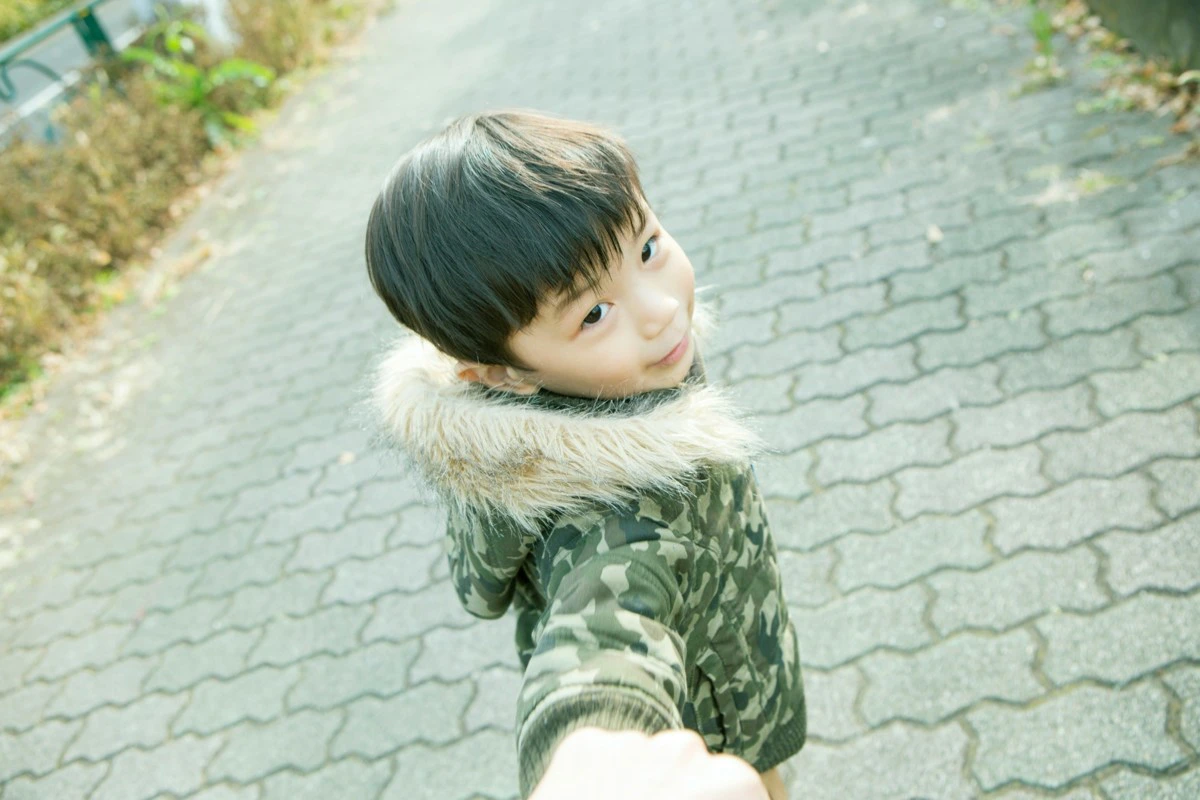 男の子　手