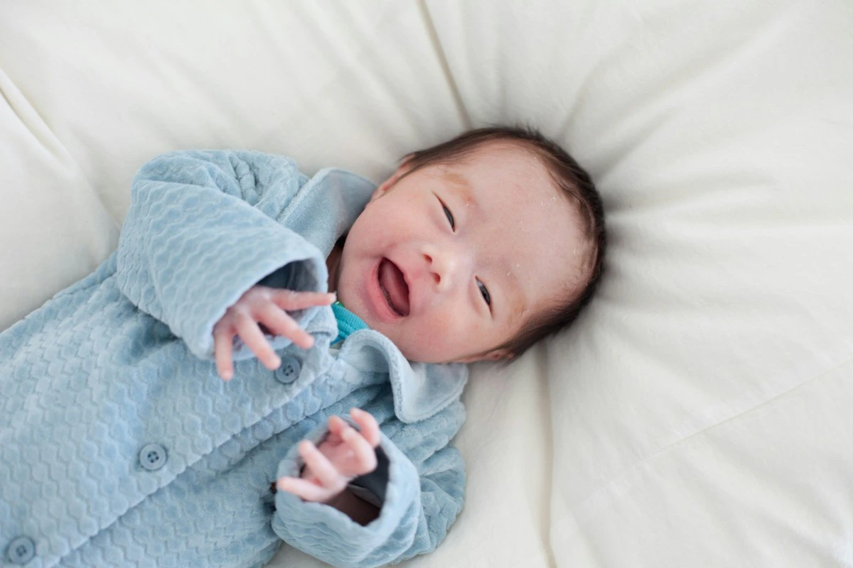 新生児　笑顔