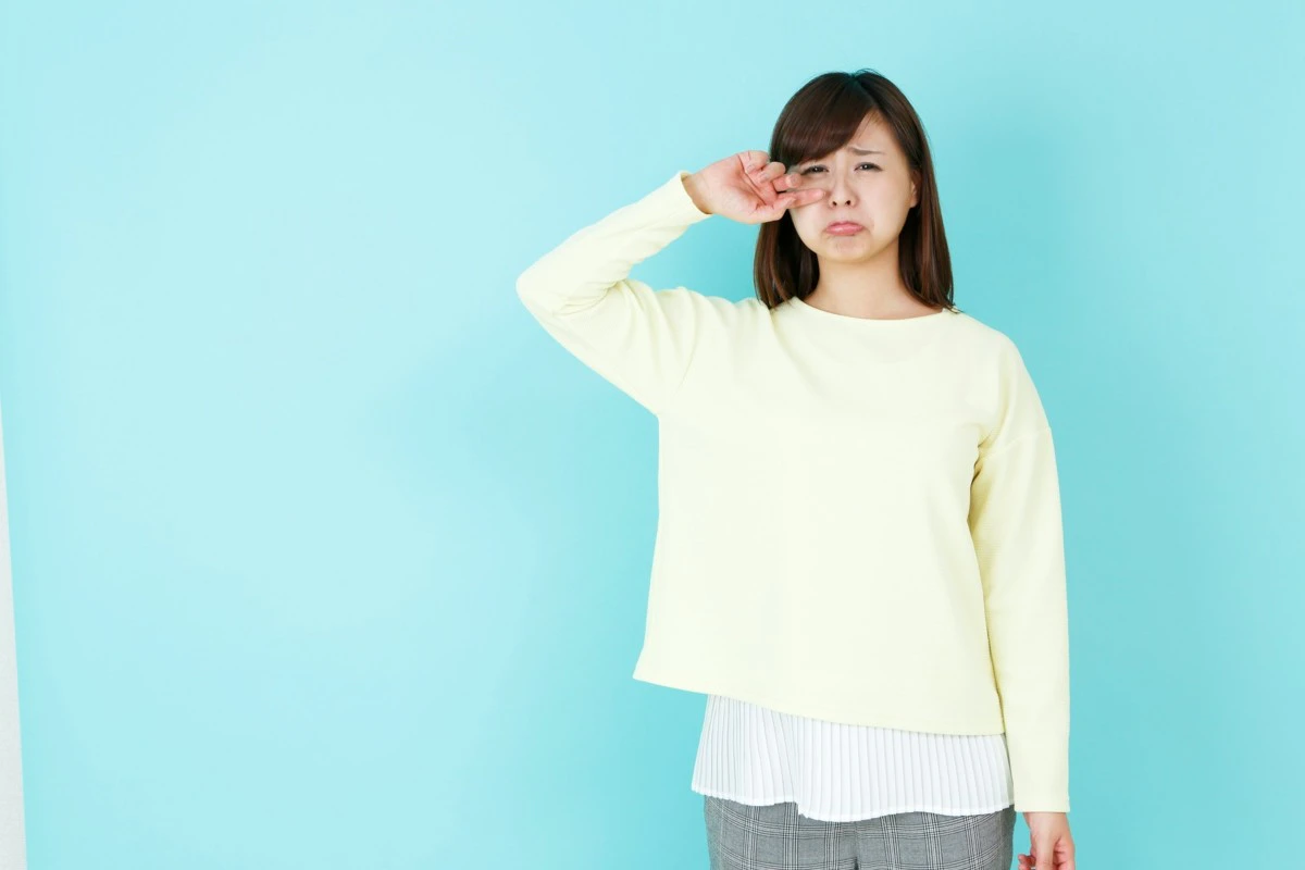 悲しい　女性