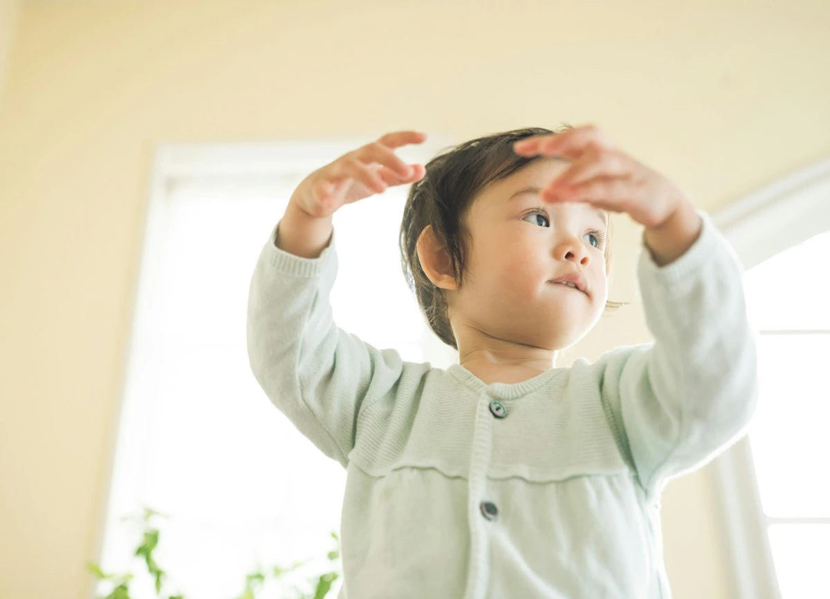 子ども　踊る