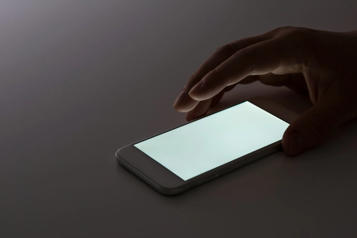 スマホ　暗い