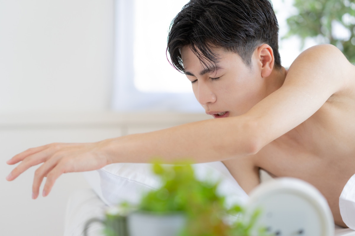 男性 ベッド 寝起き 目覚まし時計
