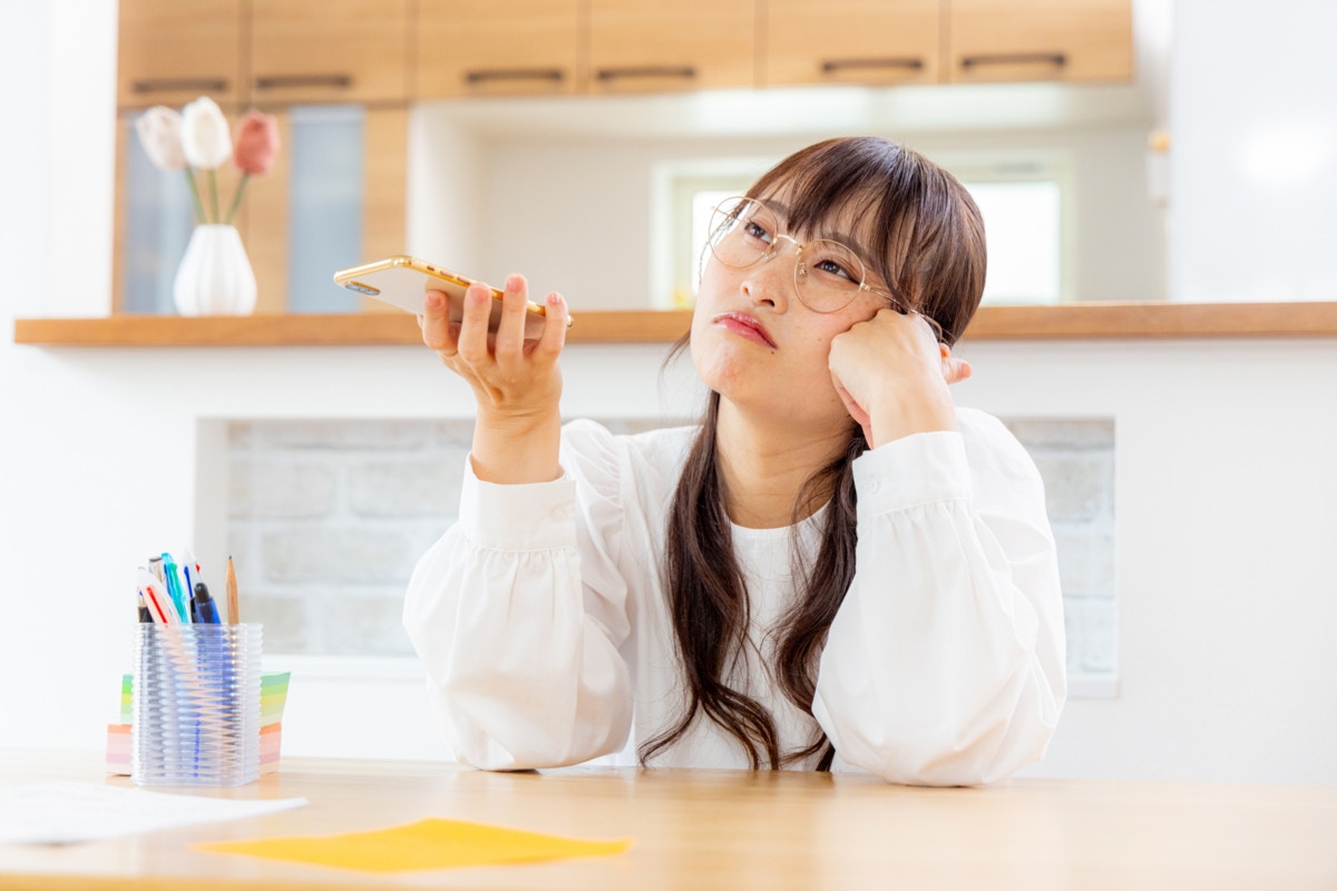 女性　スマホ　悩む