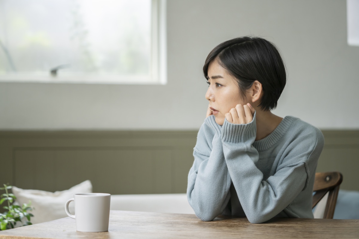 主婦　コーヒー　悩み　ため息