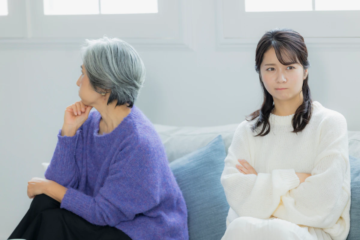 母　嫁　けんか　ソファ