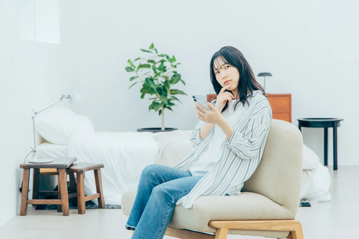 スマホ　女性　リビング　