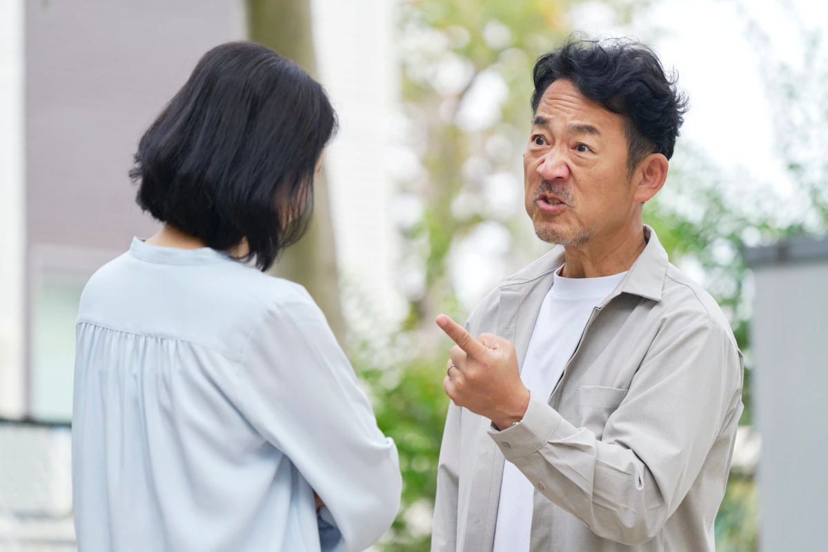 外　女性　喧嘩