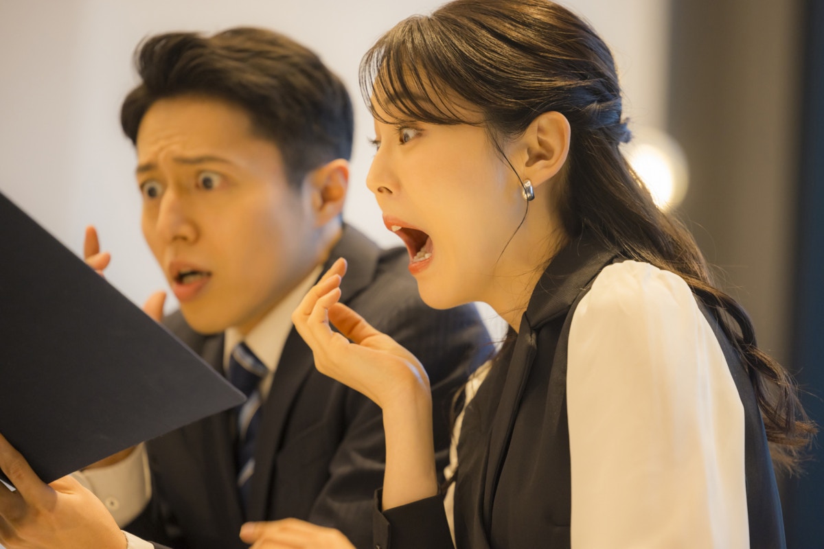 女性　ショック　　夜