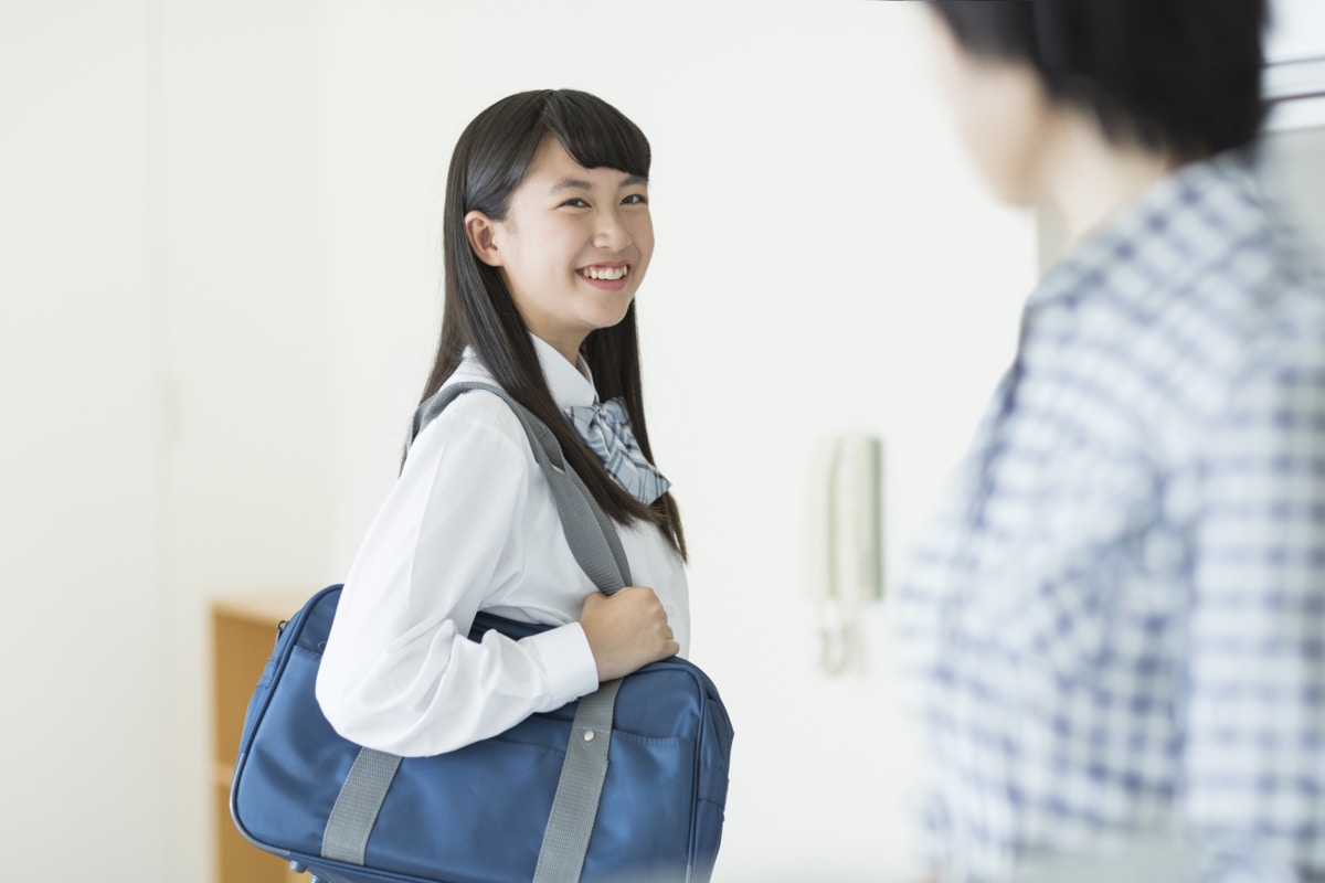 女子高生　いってきます　笑顔