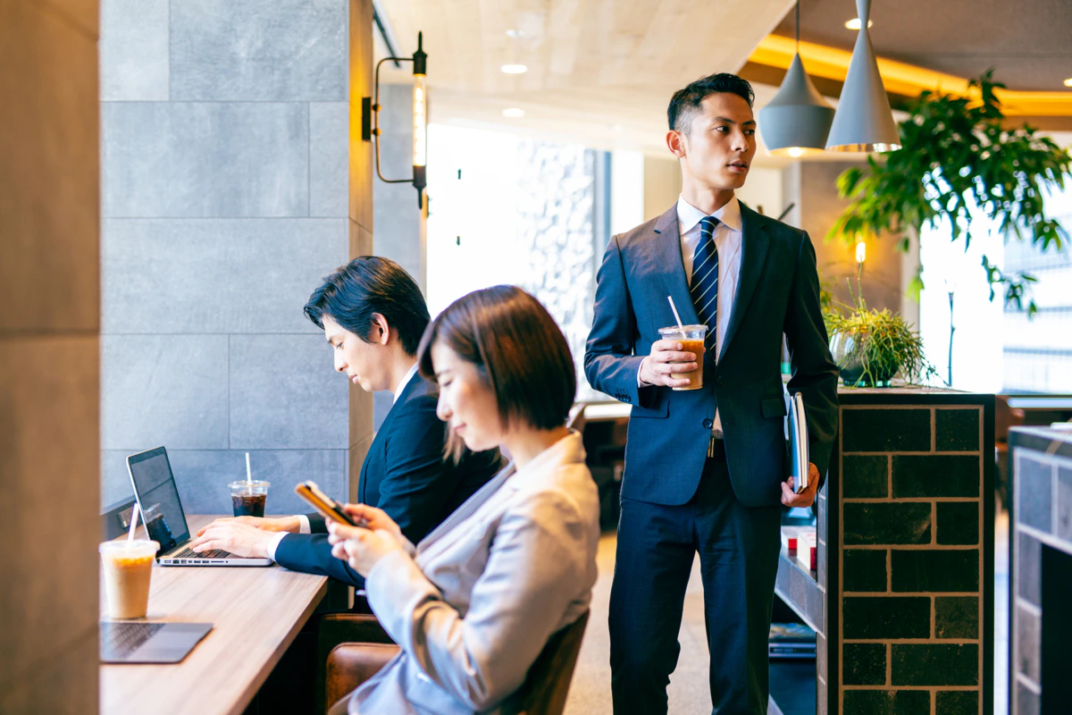 スーツ　男性　カフェ　待ち合わせ　店内