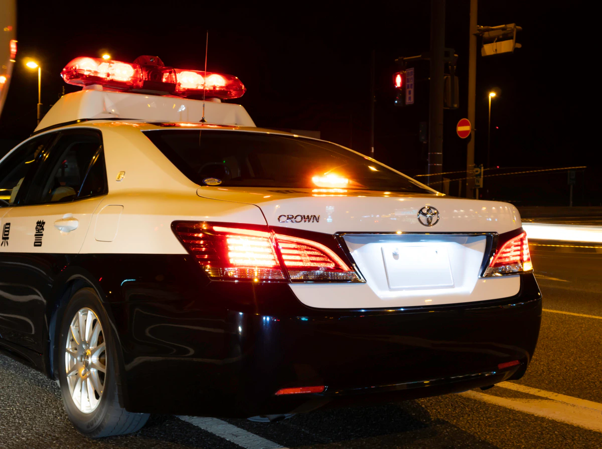 パトカー　深夜