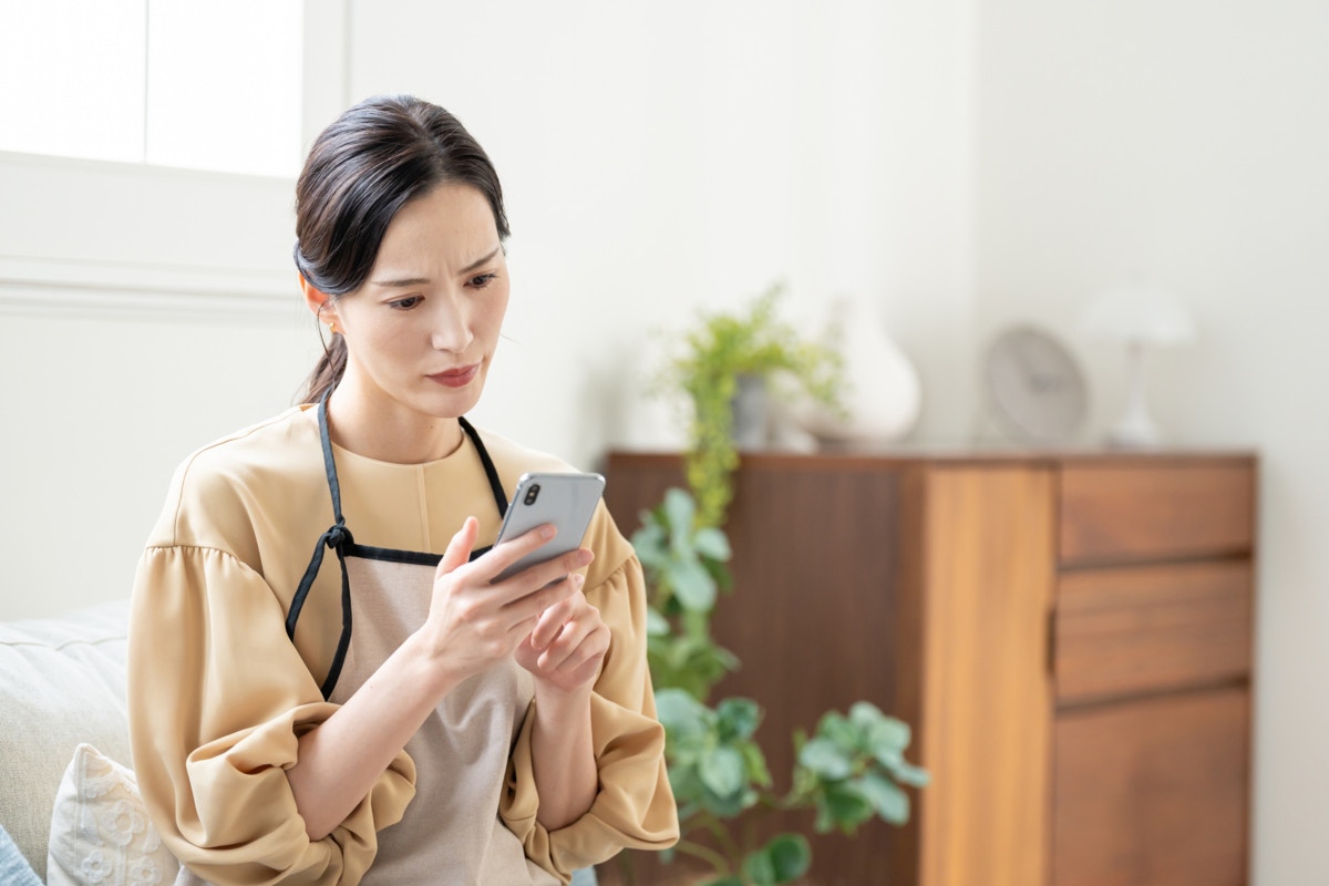 スマホ　女性　悩む