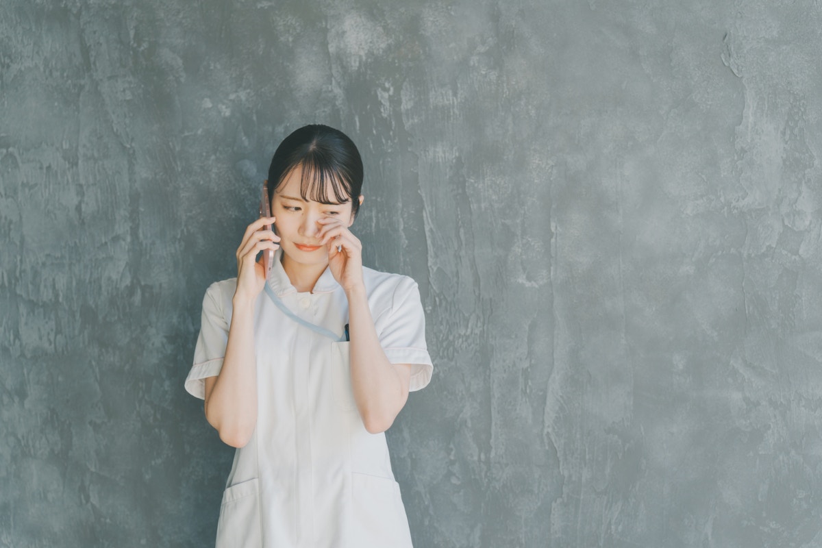 電話　つらい　女性